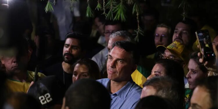 Flávio Bolsonaro impõe condições para liberar sigilos