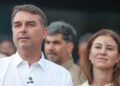 Flávio Bolsonaro participa de missa na Catedral de Brasília
