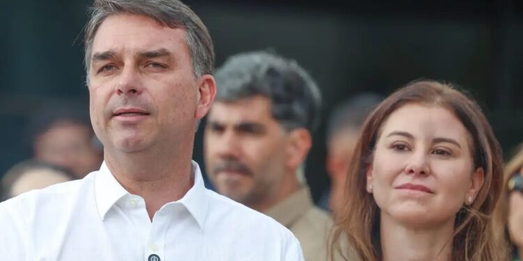 Flávio Bolsonaro participa de missa na Catedral de Brasília