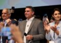 Flávio Bolsonaro recebe apoio de partidos e fala em mudar Constituição
