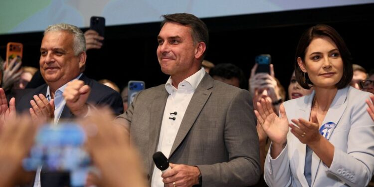 Flávio Bolsonaro recebe apoio de partidos e fala em mudar Constituição
