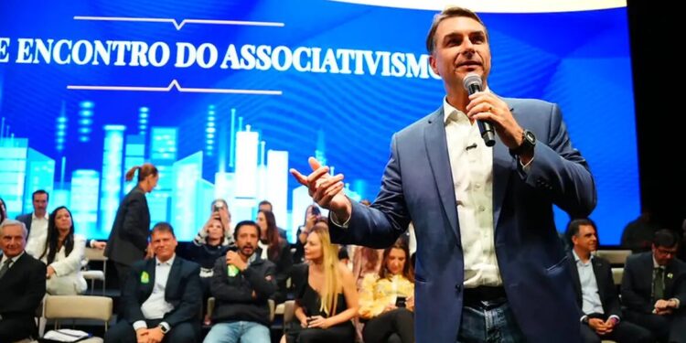 Flávio faz visita ao pai em prisão domiciliar e recebe apoios em SP