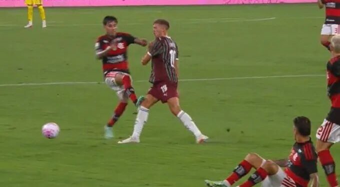Fluminense publica nota em que critica arbitragem de Fla-Flu e mostra foto de joelho de Castillo após entrada de Pulgar
