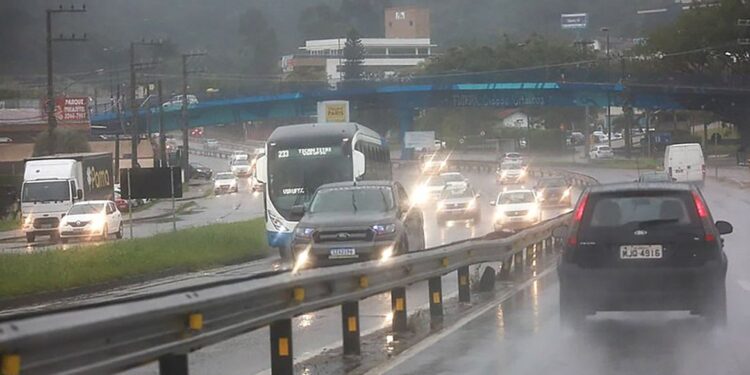 Frente fria leva tempestades e granizo ao centro-sul do país