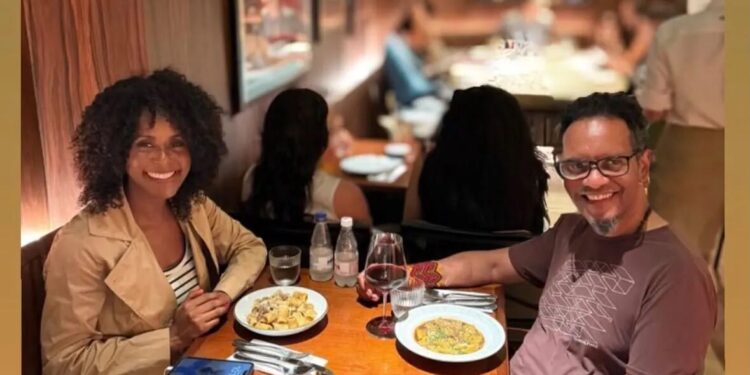 Grávida, Maju Coutinho, apresentadora do 'Fantástico', celebra aniversário do marido