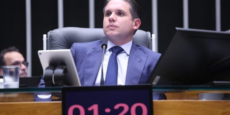 Hugo Motta comemora aprovação do fim da escala 6x1 no Senado