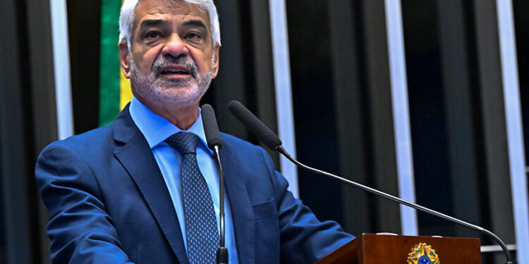 Humberto Costa presta solidariedade a Dom Limacêdo e defende democracia