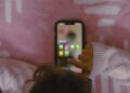 Imagens de abuso infantil criadas por IA explodem e faz autoridades alertarem famílias