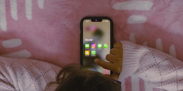 Imagens de abuso infantil criadas por IA explodem e faz autoridades alertarem famílias