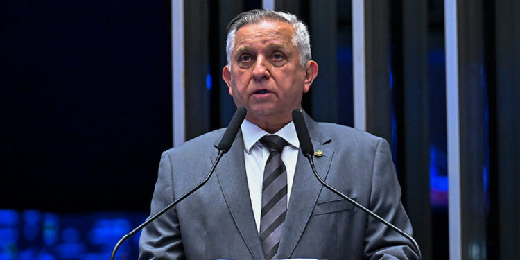 Izalci homenageia professores e defende valorização da categoria