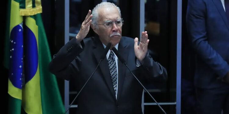 José Sarney é internado em UTI após procedimento abdominal