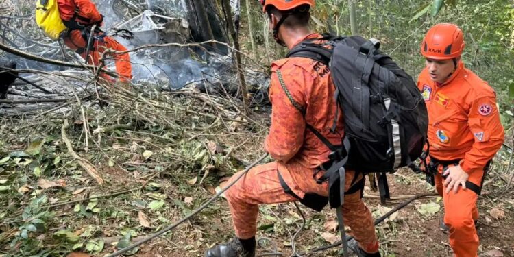 Justiça bloqueia bens de empresa por queda de helicóptero, no Rio