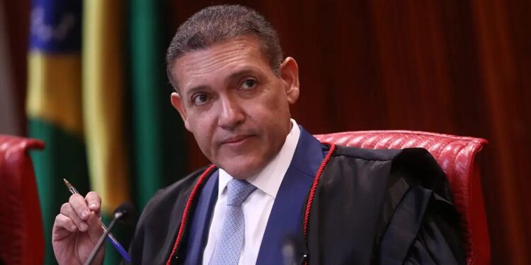 Kassio Nunes atende Flávio e proíbe distribuição de jornal ‘Petróleo dos Brasileiros’
