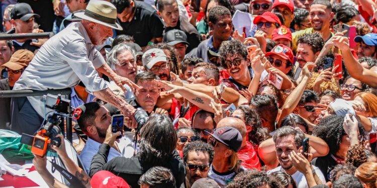 Lula afirma que PT entrará na Justiça contra suspensão de canal