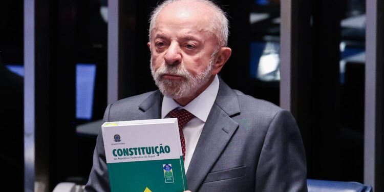 Lula faz campanha em MG e celebra fim da jornada 6x1