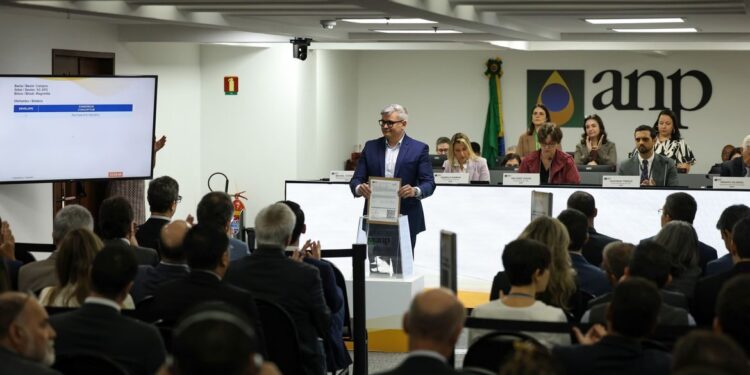 Maior leilão do pré-sal termina com sete dos 13 blocos arrematados
