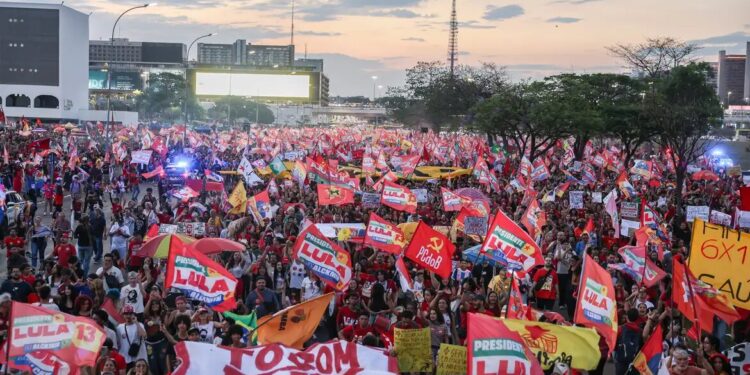 Milhares de estudantes tomam a Esplanada em apoio a Lula