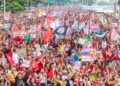 Milhares ocupam Copacabana em ato pela democracia e em apoio a Lula