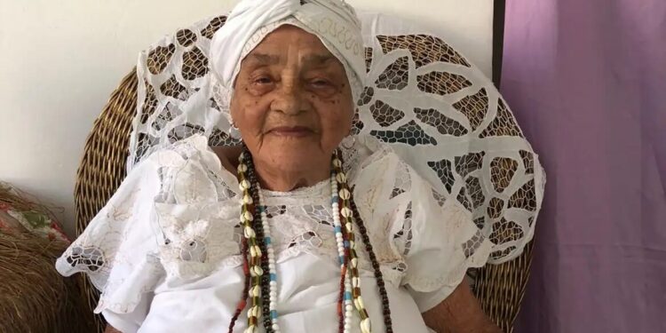Morre Mãe Senhora de Ewá, liderança do candomblé, aos 104 anos