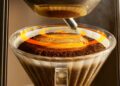 Não gosta de espresso? Máquina faz café passado imitando "jeitinho humano"