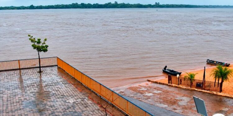 Nível do Rio Paraná acende alerta em portos da região com previsão de mais chuva