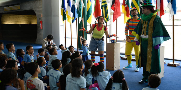 No mês da criança, Congresso tem visita guiada com teatro para público infantil