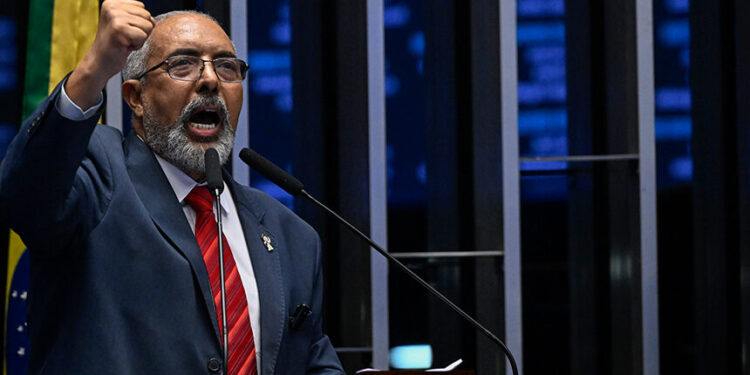 Paulo Paim recapitula luta por direitos trabalhistas e prevê dia histórico