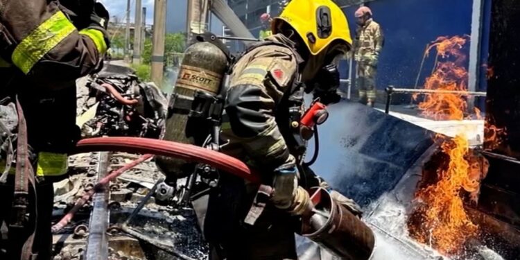Piloto morre após queda de avião em pátio de manutenção do metrô de BH