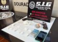 Polícia Civil prende homem por tráfico de drogas e apreende armas de fogo durante cumprimento de mandados de busca e apreensão em Dourados
