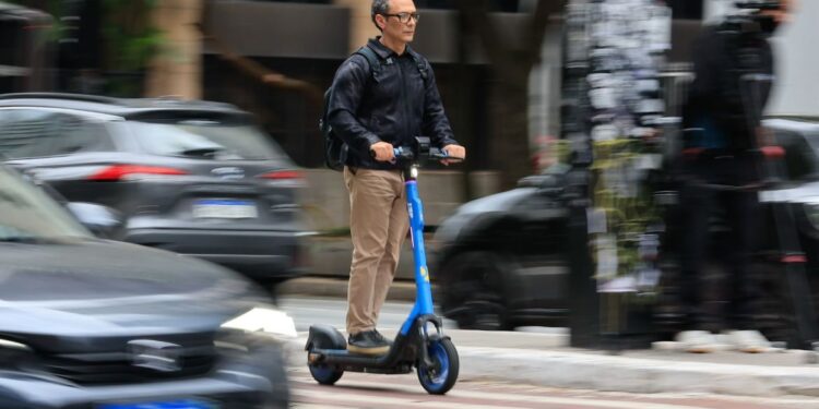 Prefeitura de SP começa a fiscalizar bicicletas e patinetes elétricos
