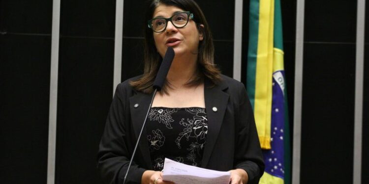 Projeto cria Carteira Nacional do Cuidador Familiar Atípico