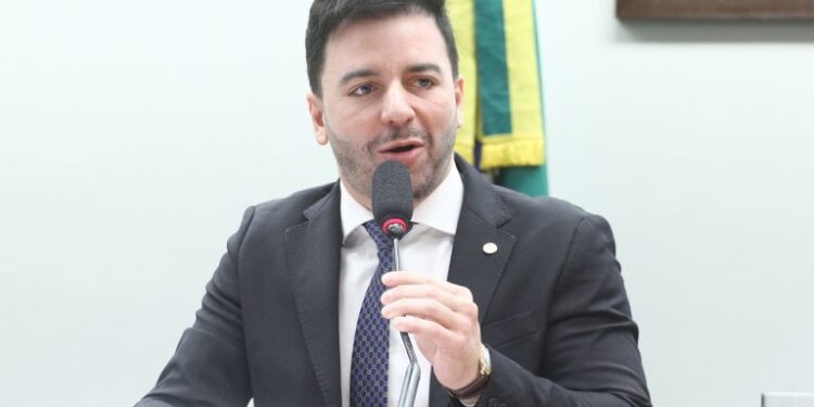 Projeto cria política de fiscalização aérea remota para combater maus-tratos a animais