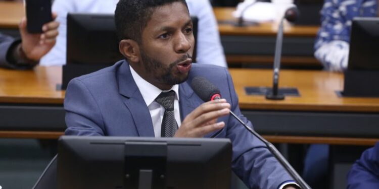 Projeto cria política nacional de apoio a crianças e adolescentes neurodivergentes