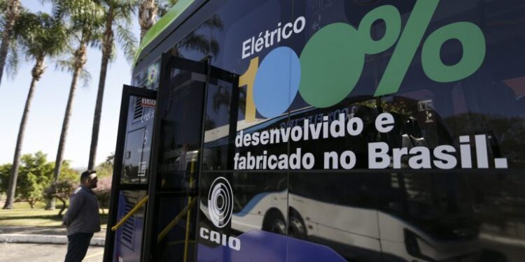 Projeto cria política nacional para eletrificar frota de ônibus e caminhões no Brasil