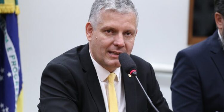 Projeto prevê isenção de Imposto de Renda para aposentados com sequelas neurológicas permanentes
