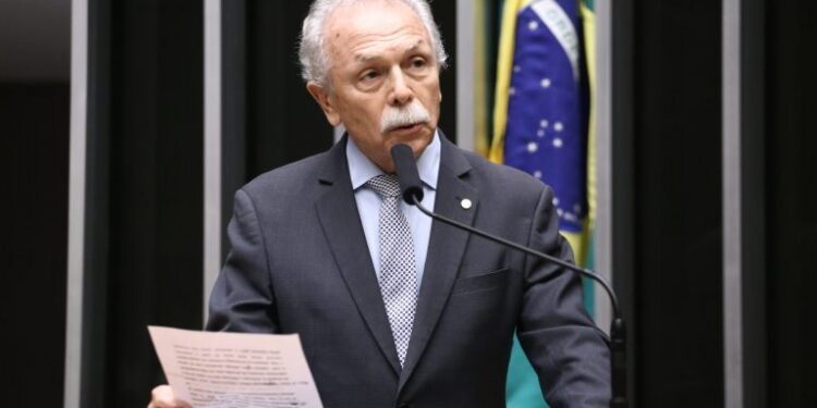 Projeto prevê substituição gradual de plásticos descartáveis no setor público e em escolas