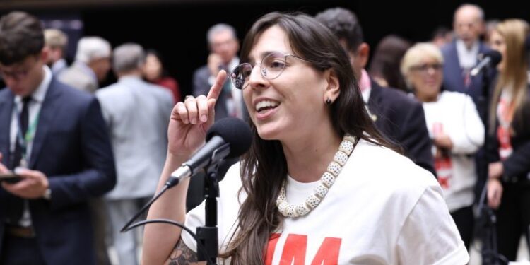 Projeto proíbe plataformas de induzir uso compulsivo e manipular usuários