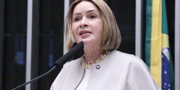Projeto proíbe preço maior para mulheres em produtos equivalentes aos oferecidos ao público masculino