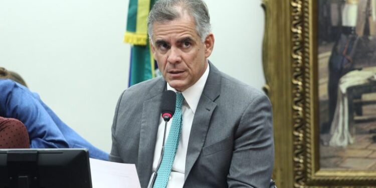 Projeto regulamenta registro digital de direitos sobre imóveis