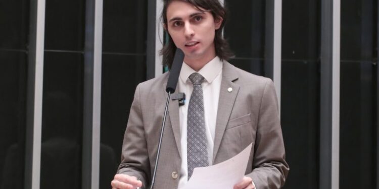 Projeto regulamenta uso de luz de cortesia entre motoristas no trânsito