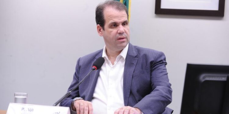 Projeto torna obrigatório indicar a cor de roupa na etiqueta para auxiliar daltônicos