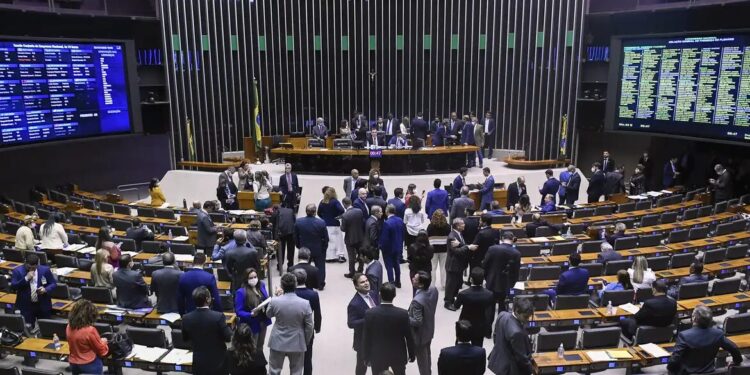 Representação de parlamentares negros segue baixa, diz pesquisadora