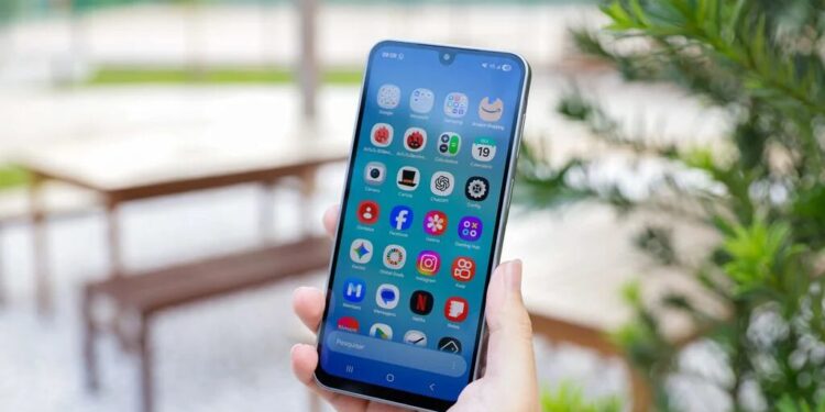 Samsung prepara celular baratinho que pode ser um Galaxy A17 disfarçado; entenda