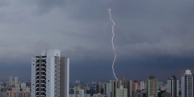 São Paulo terá mais chuvas fortes no fim da tarde desta quinta (15)