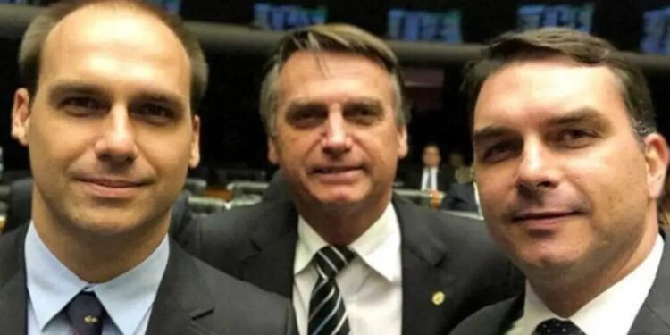 Se eleito, Flávio poderia anistiar Jair e Eduardo Bolsonaro, condenados pelo STF?