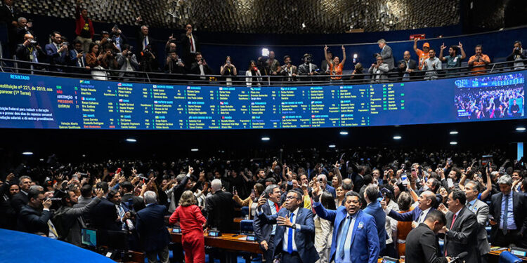 Senado aprova fim da escala 6x1