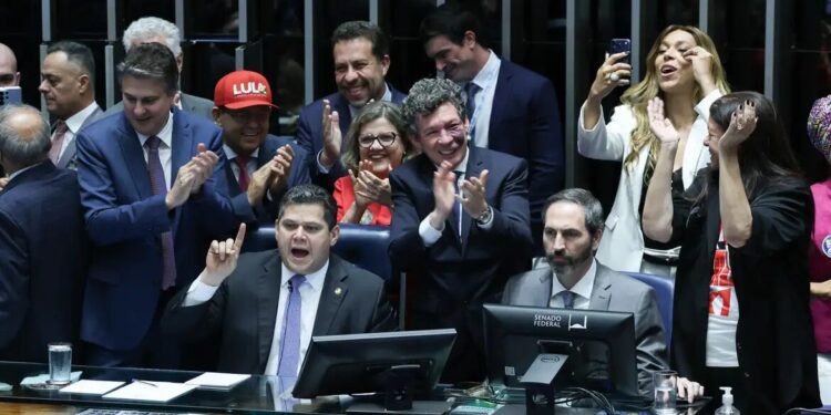 Senado aprova fim da escala 6x1 e redução da jornada de trabalho