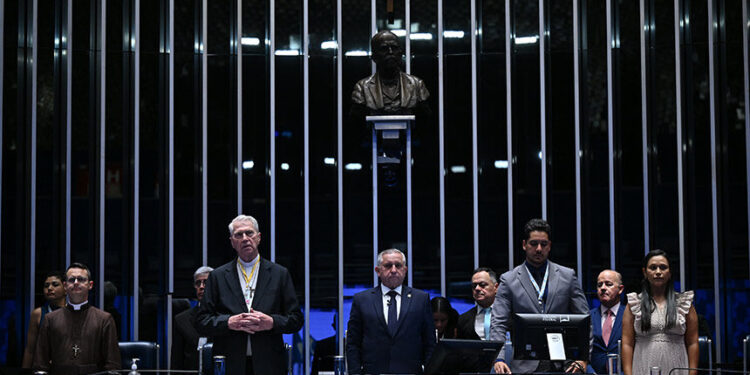 Sessão especial homenageia associação católica que evangeliza pela TV e internet