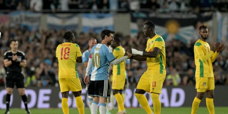 Técnico do Benin critica postura da Argentina em despedida de Messi: 'Não nos deram nem uma foto'