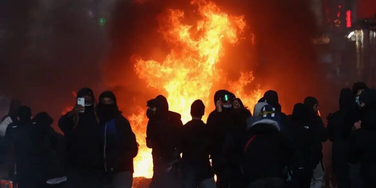 Tensões voltam a crescer; França contabiliza custos de protestos